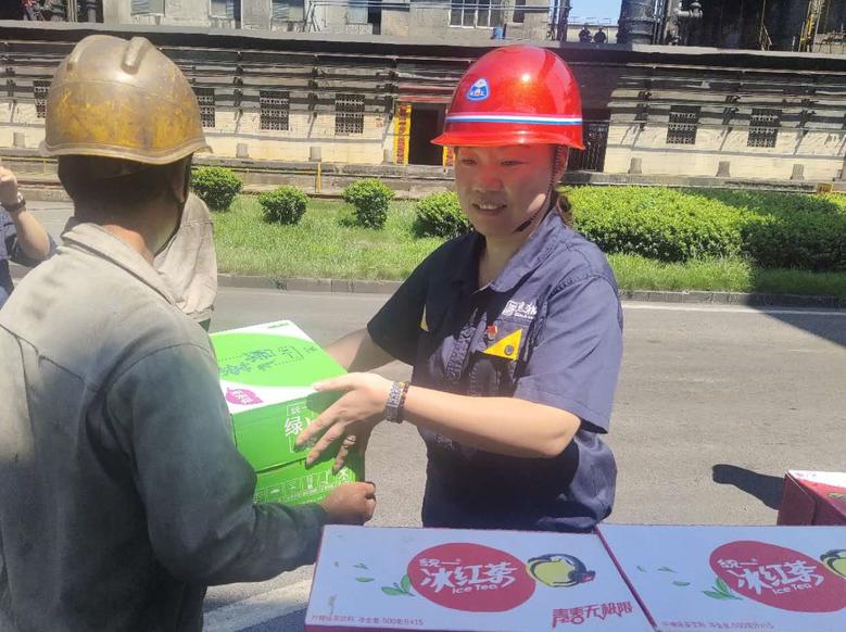 高溫慰問送清涼，情系一線暖人2.jpg
