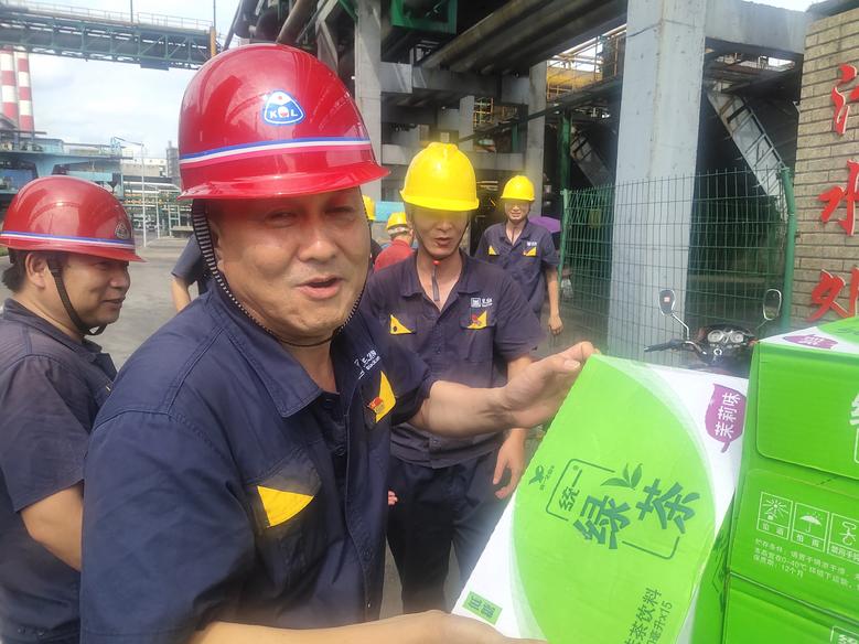 景焦能源公司工會(huì)持續(xù)開展系列高溫慰問活動(dòng)1.jpg 景焦能源公司工會(huì)持續(xù)開展系列高溫慰問活動(dòng)1.jpg