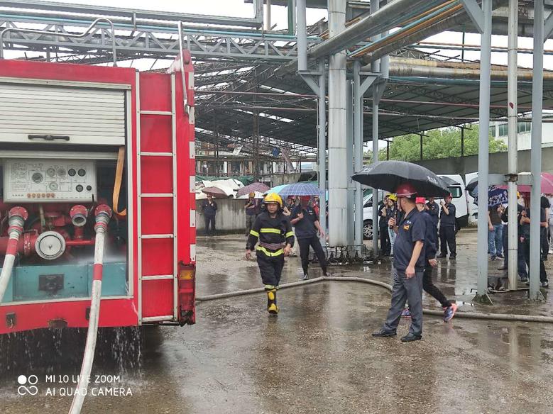 公司安環(huán)處組織開(kāi)展危險(xiǎn)化學(xué)品泄漏綜合演練2.jpg 公司安環(huán)處組織開(kāi)展危險(xiǎn)化學(xué)品泄漏綜合演練2.jpg